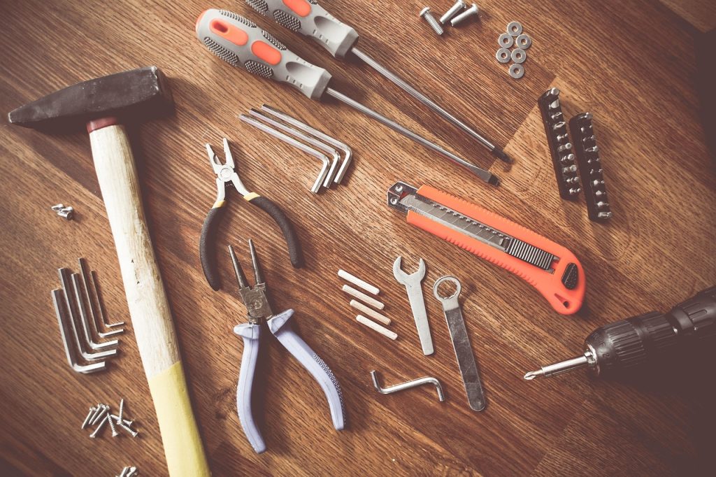 Outils de bricolage disposés sur une table en bois