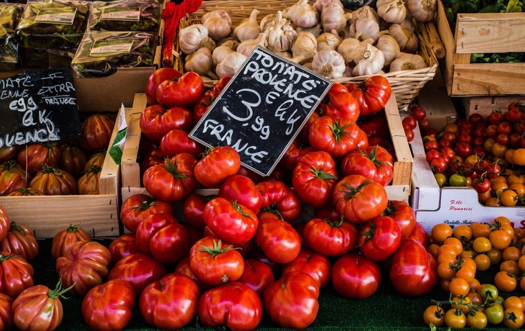 Étal de marché avec tomates fraîches et prix affiché en euros