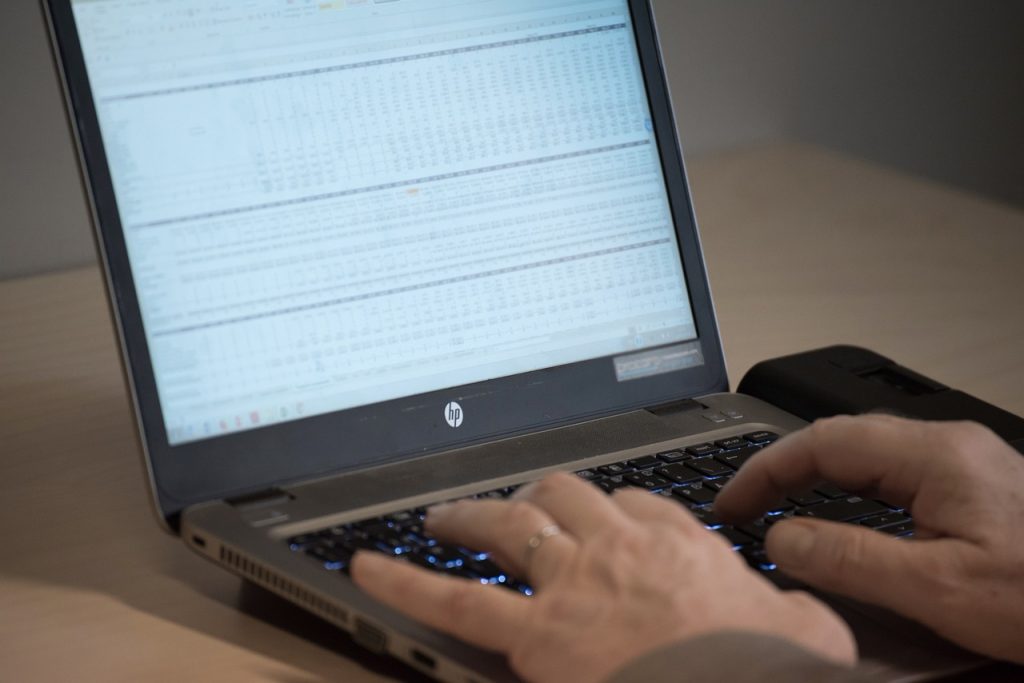 Mains tapant sur un ordinateur portable