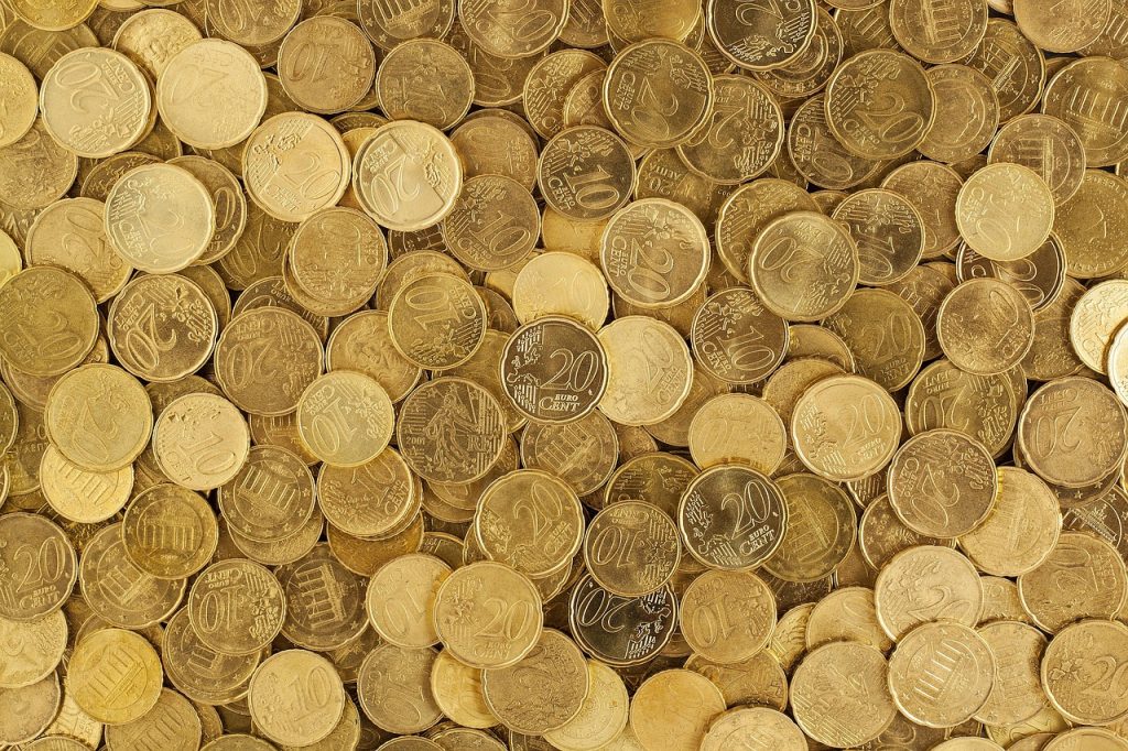 Tas de pièces de monnaie dorées