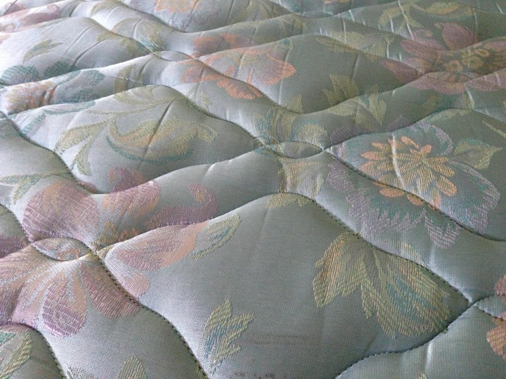 Gros plan sur la texture matelassée d'un matelas