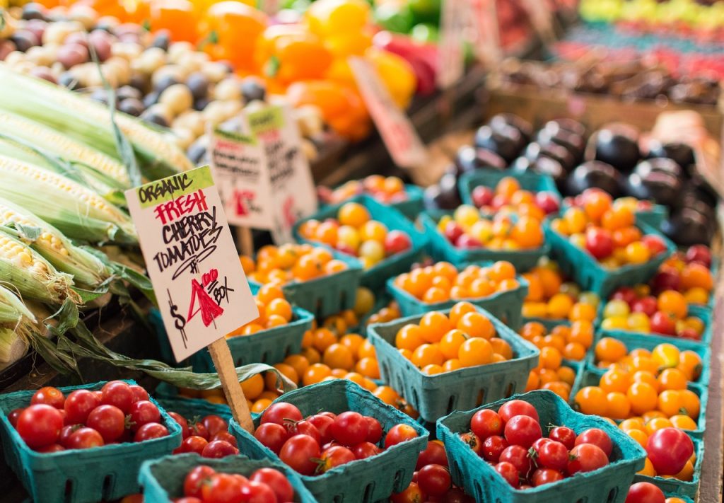 Étal de marché garni de fruits et légumes colorés