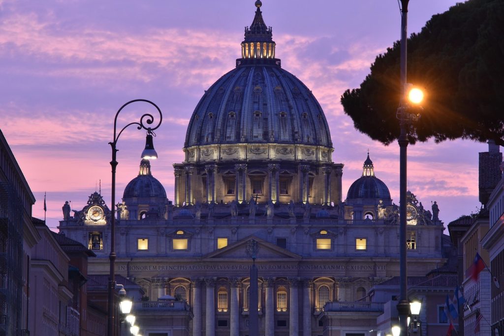 Basilique Saint-Pierre de Rome illuminée au crépuscule