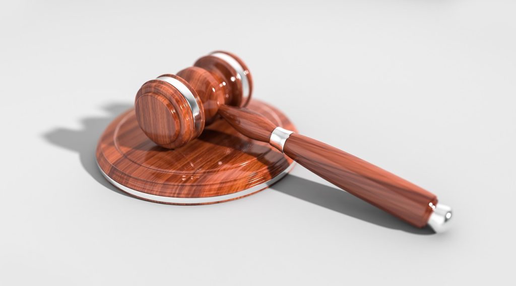 Marteau de juge posé sur un bureau, symbole de justice