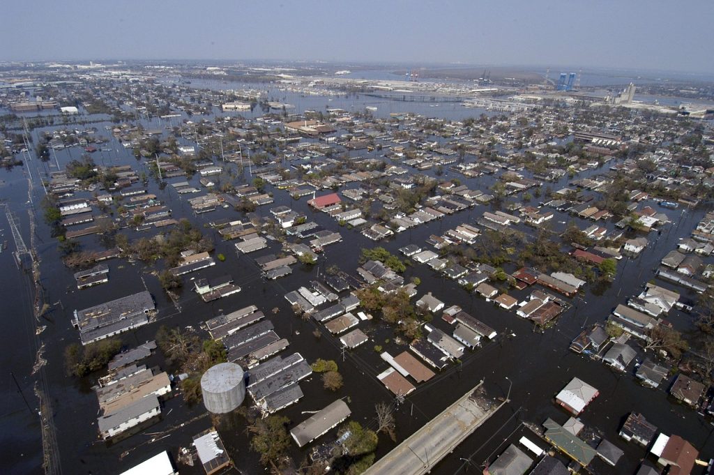 Vue aérienne d'une ville inondée avec habitations submergées
