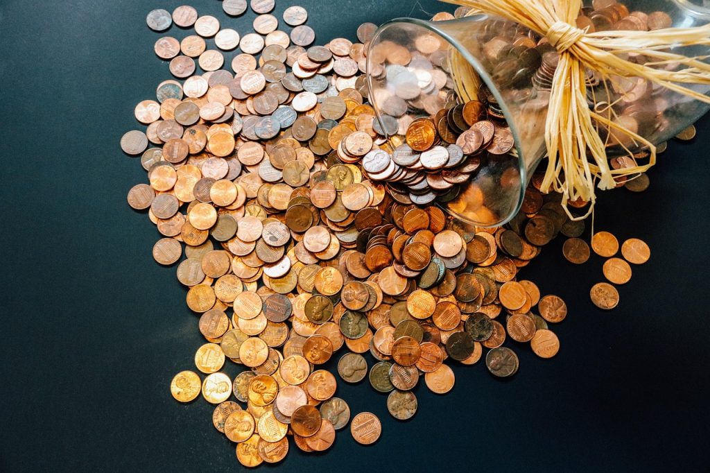 Pot rempli de pièces de monnaie renversées