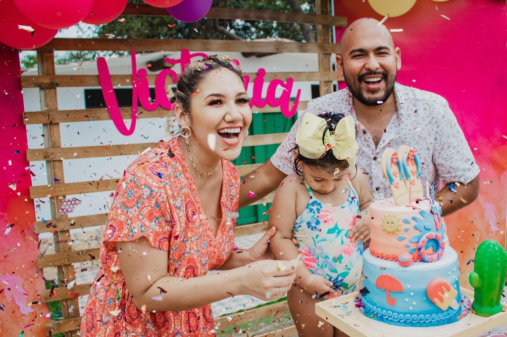 Famille célébrant un anniversaire d'enfant en extérieur avec gâteau
