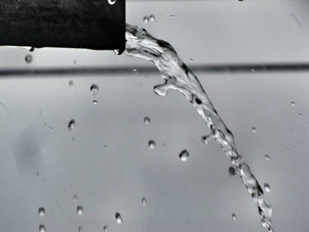 Eau jaillissant d'un tuyau qui fuit