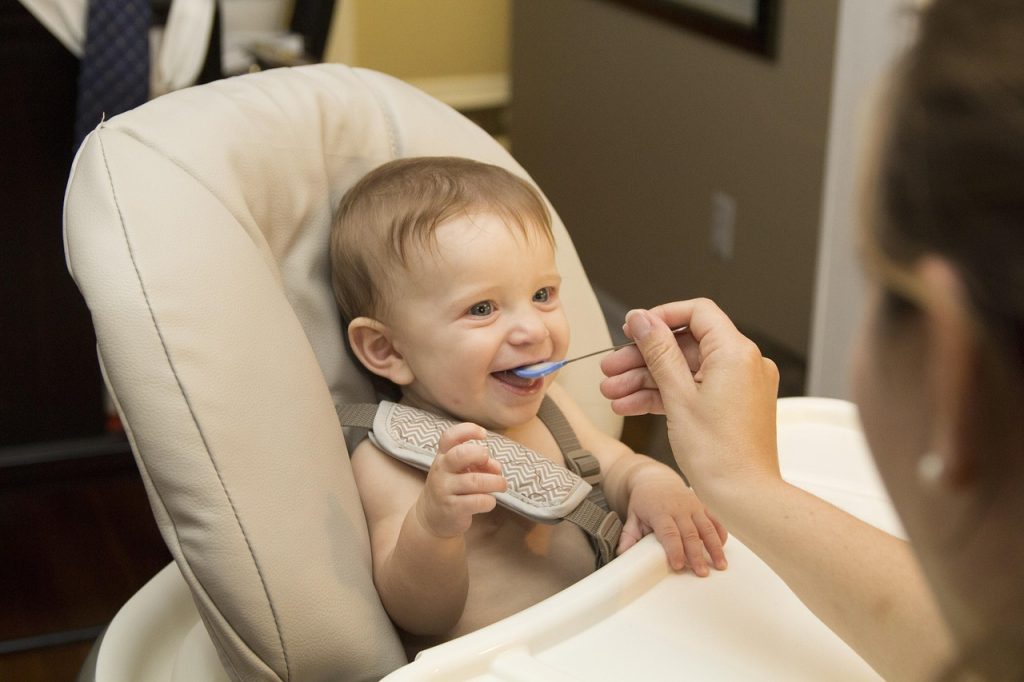 Choisir une chaise haute stable et sécurisée pour bébé