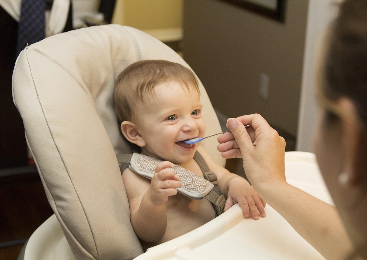Choisir une chaise haute stable et sécurisée pour bébé