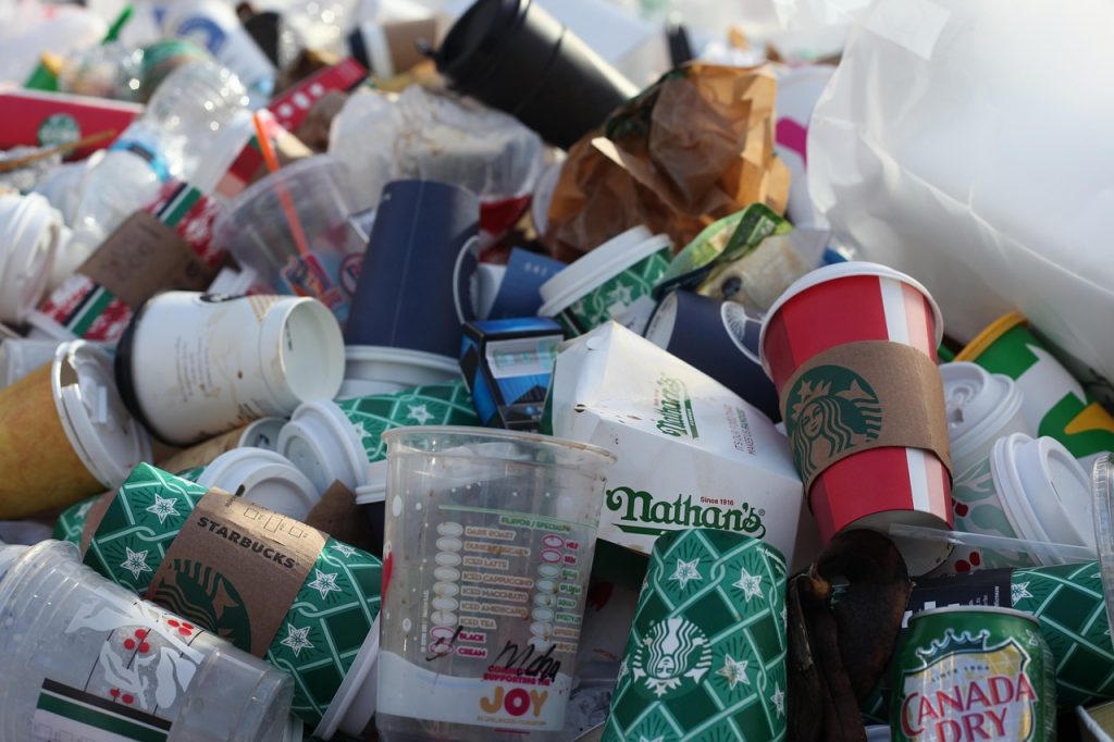 Gobelets jetables : des millions de microplastiques dans vos boissons