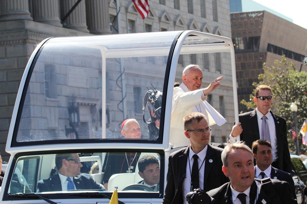 Le Pape en papamobile électrique : un geste écolo ou une contradiction ?