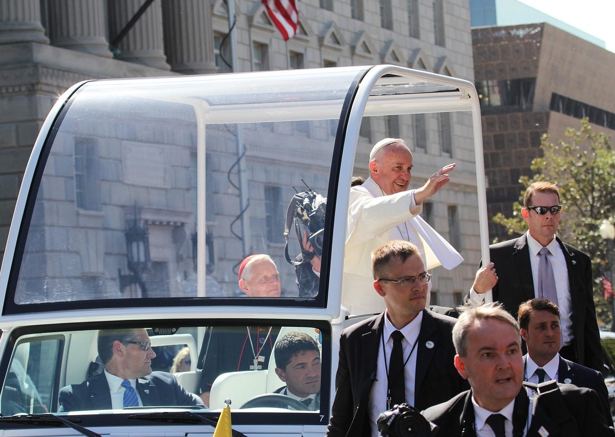 Le Pape en papamobile électrique : un geste écolo ou une contradiction ?