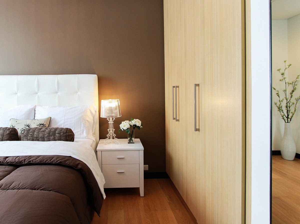 Installer un placard sur mesure soi-même : guide pratique