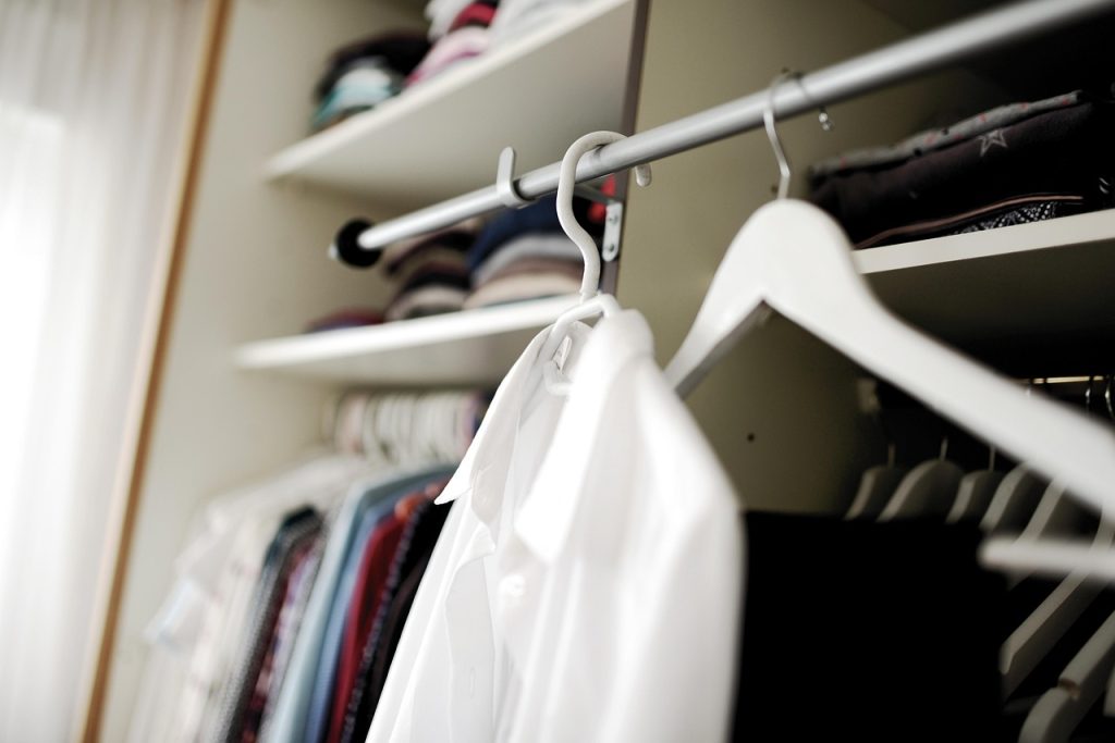 Gagner de la place et du temps avec une garde‑robe organisée