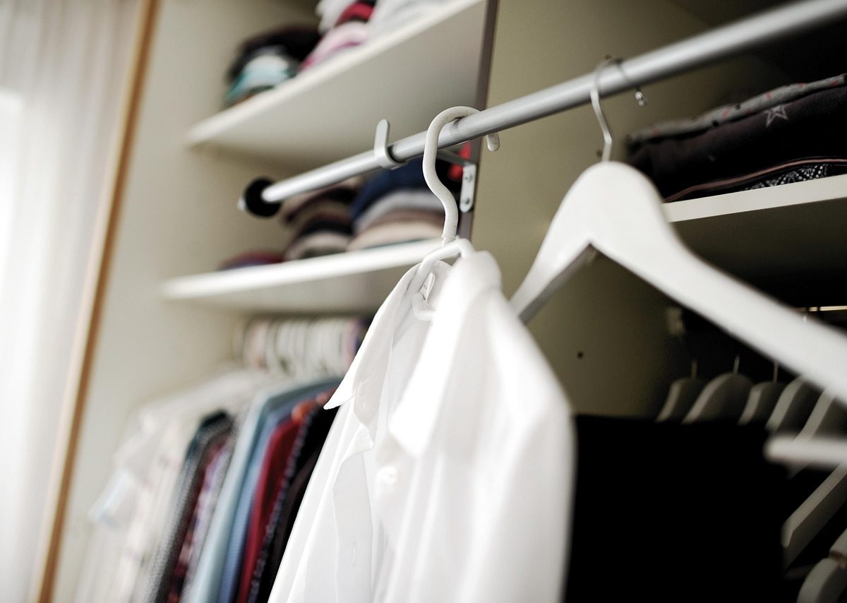 Gagner de la place et du temps avec une garde‑robe organisée