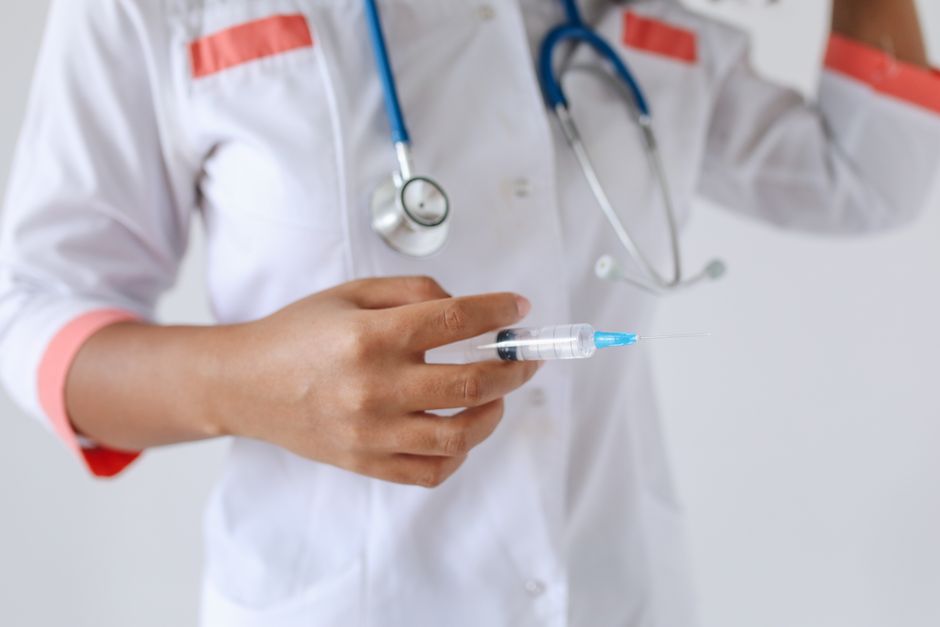 Soignant preparant une injection de vaccin antigrippal