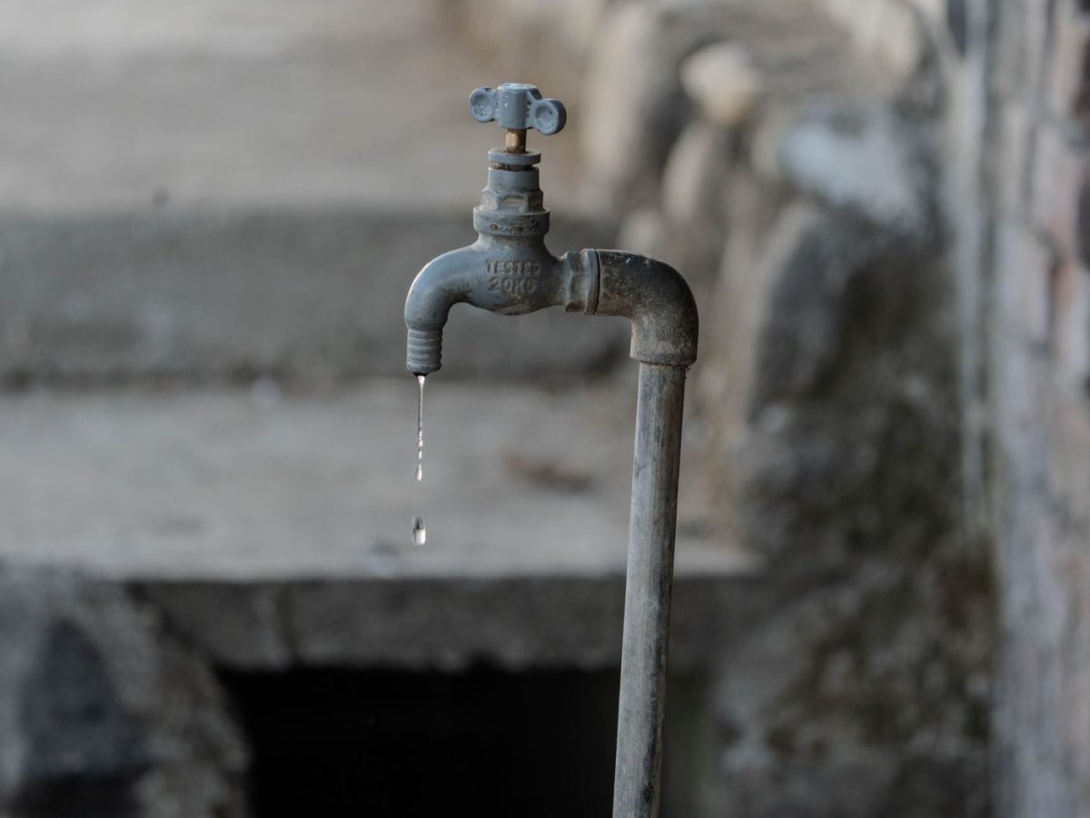 Réparer une fuite d'eau : gestes d'urgence et solutions