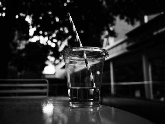 Gobelets jetables : des millions de microplastiques dans vos boissons