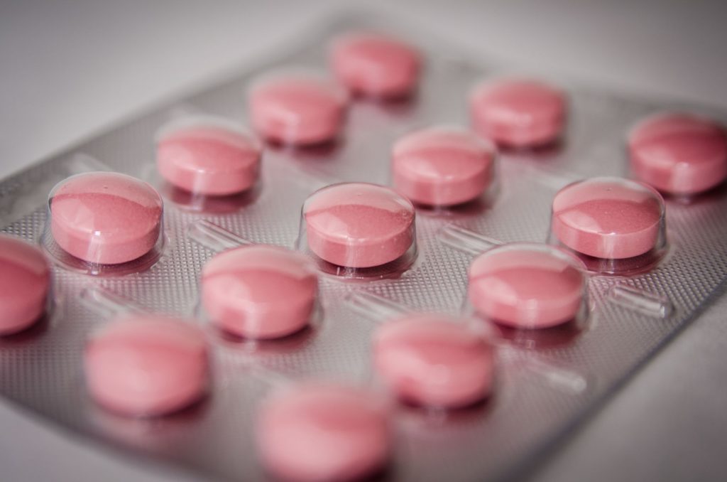 Le dioxyde de titane encore présent dans les médicaments malgré l&rsquo;interdiction alimentaire