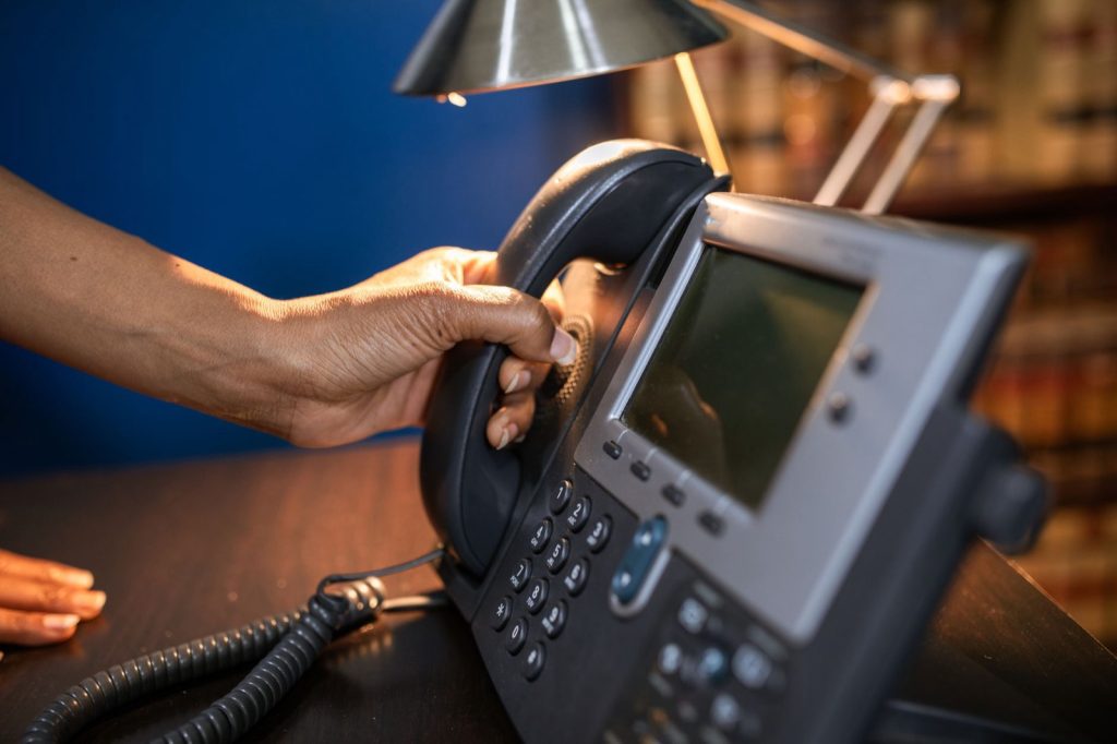 Accueil téléphonique en PME : organiser le standard sans y perdre son