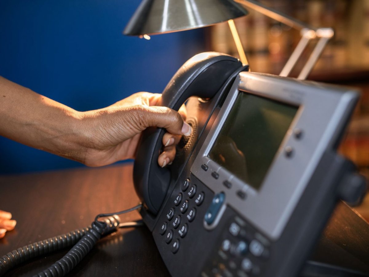 Accueil téléphonique en PME : organiser le standard sans y perdre son