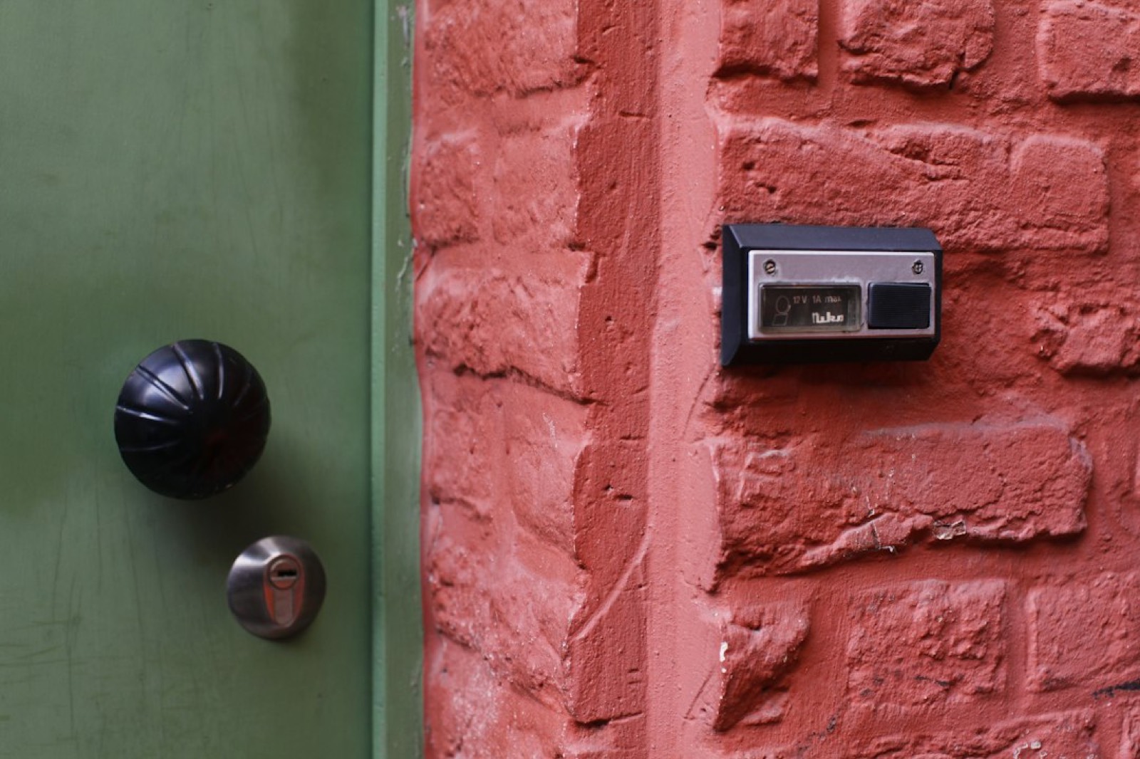 Entrée d'immeuble avec interphone et lecteur de badge