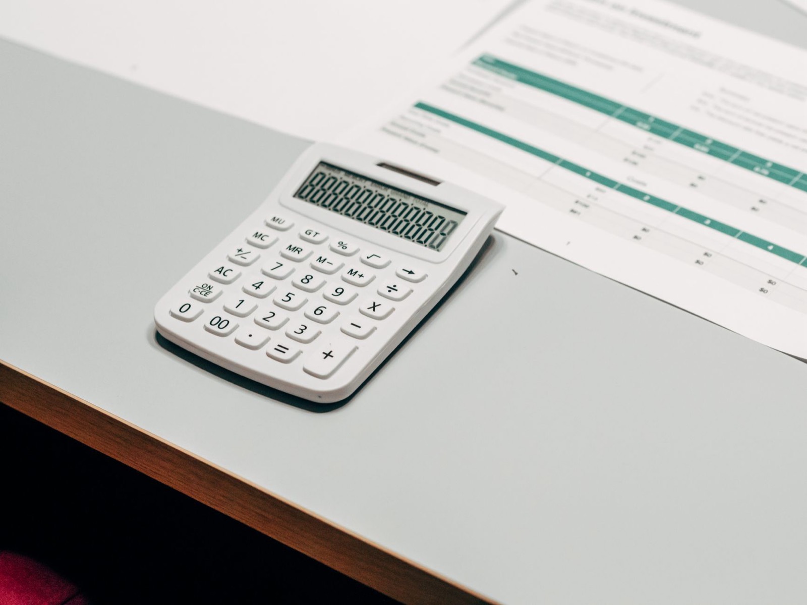 Calculatrice et feuille de budget sur un bureau de PME