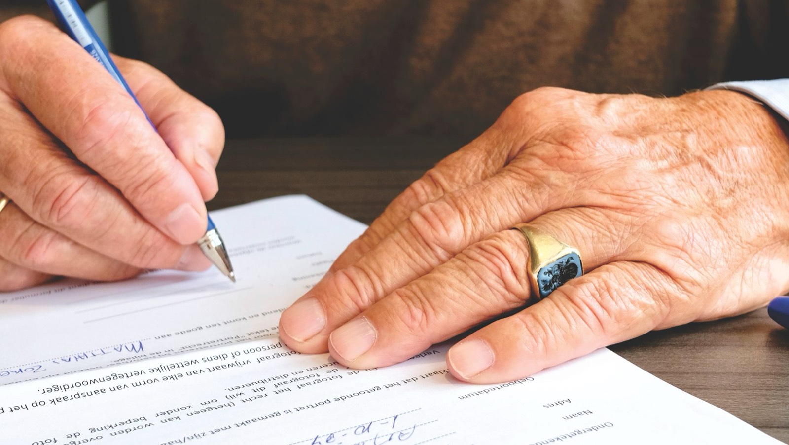 Personne signant des documents administratifs sur un bureau lors d'un déménagement