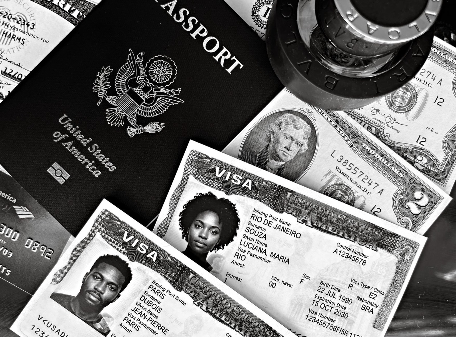 Passeport et documents d'identité tamponnés sur un bureau