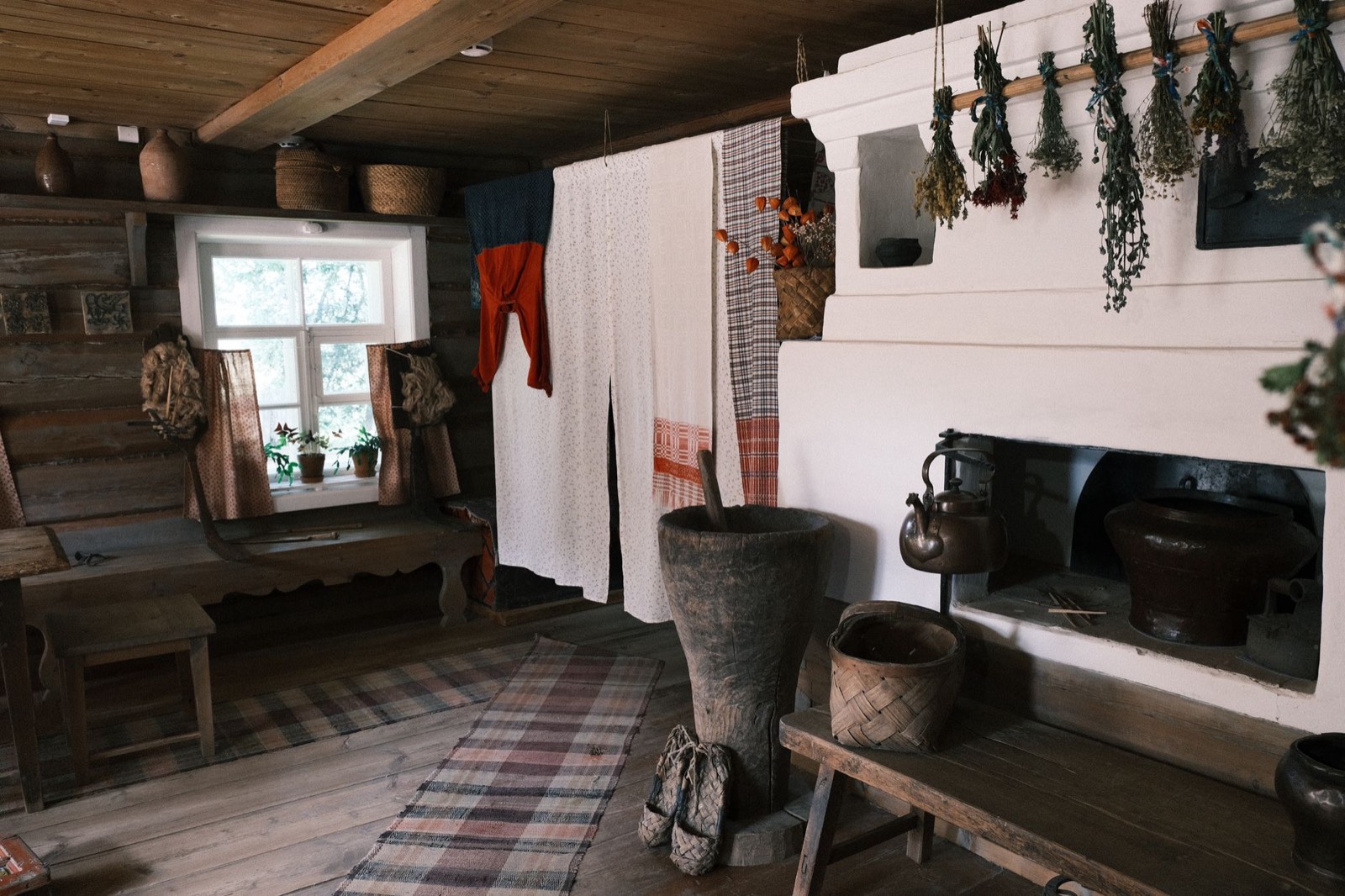 Intérieur rustique d'un gîte en Sologne avec cheminée en pierre
