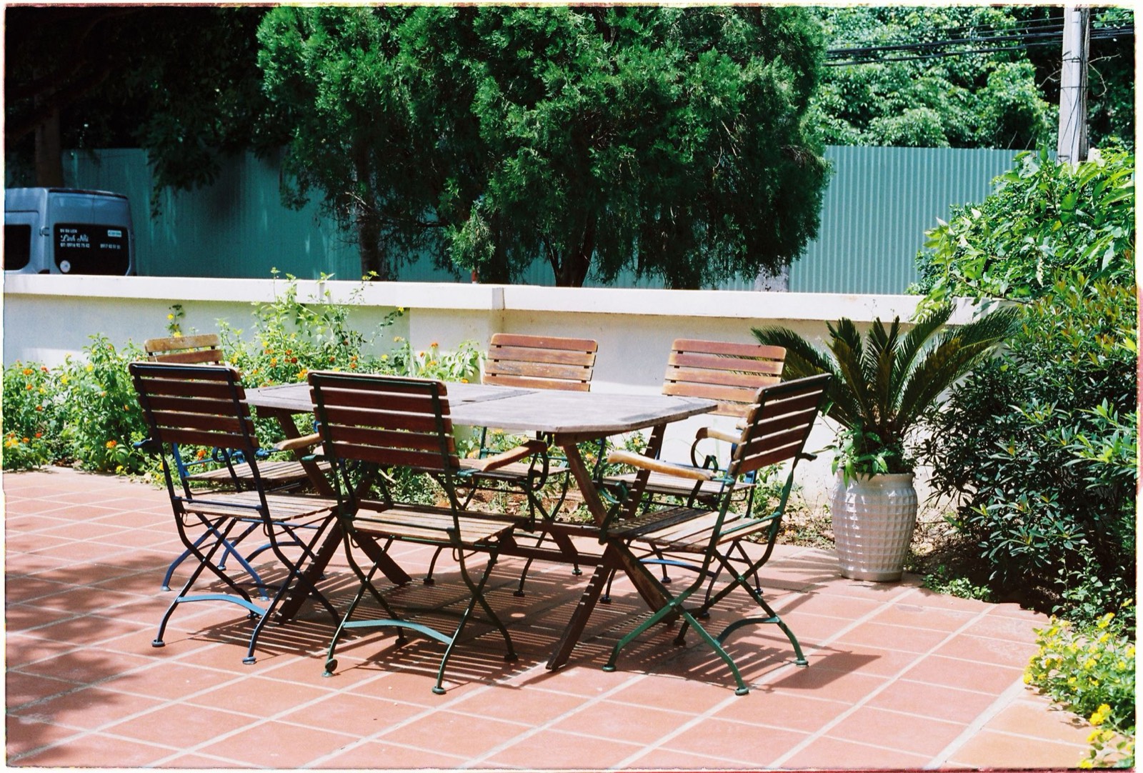 Terrasse de gîte en Vendée avec mobilier de jardin et piscine en été