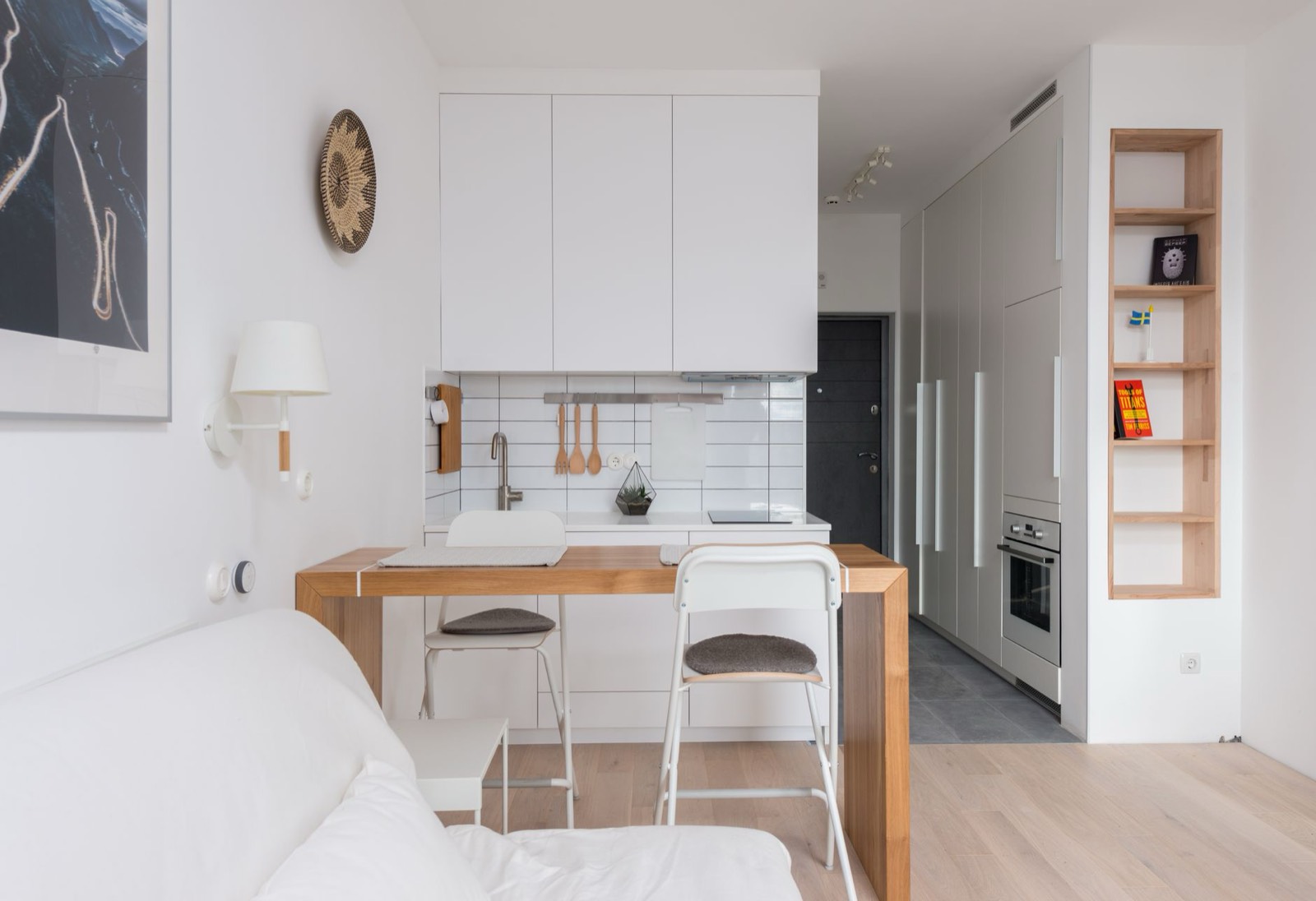 Intérieur de petit appartement avec rail de porte coulissante fixé au mur