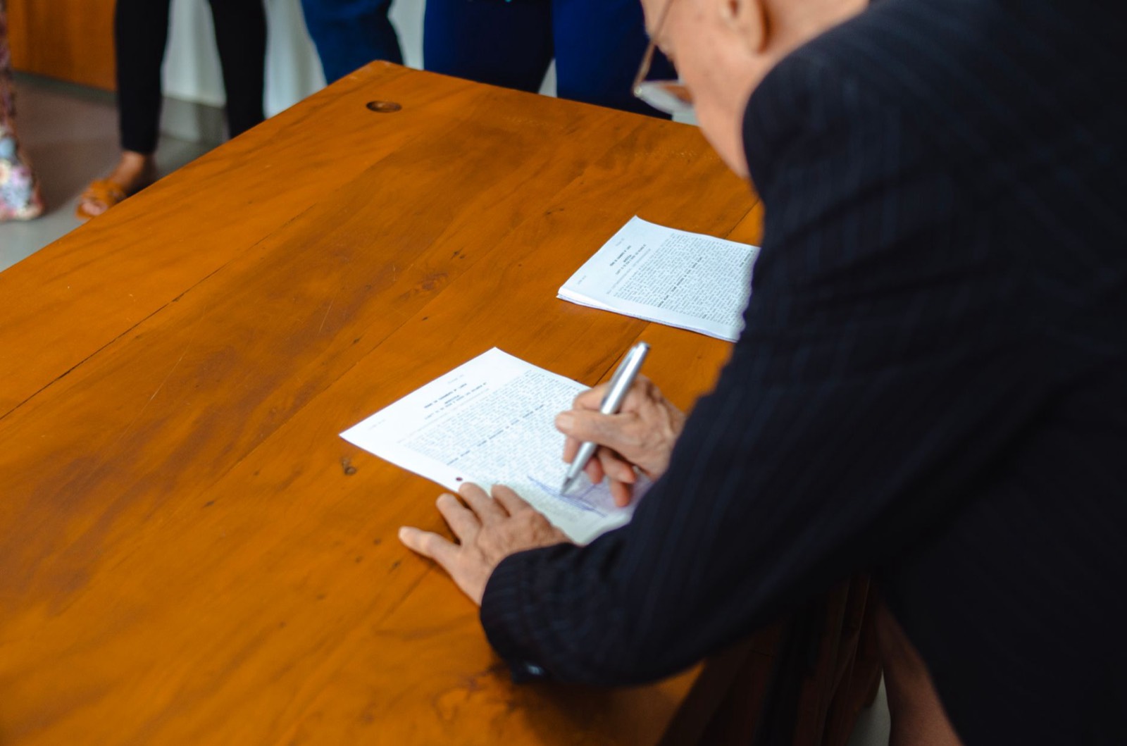 Signature d'un contrat de location sur un bureau