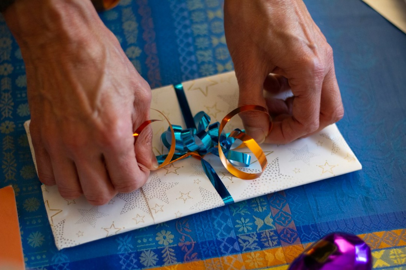 Enveloppe cadeau posée sur une table, avant d'offrir un séjour en gîte de charme en Provence