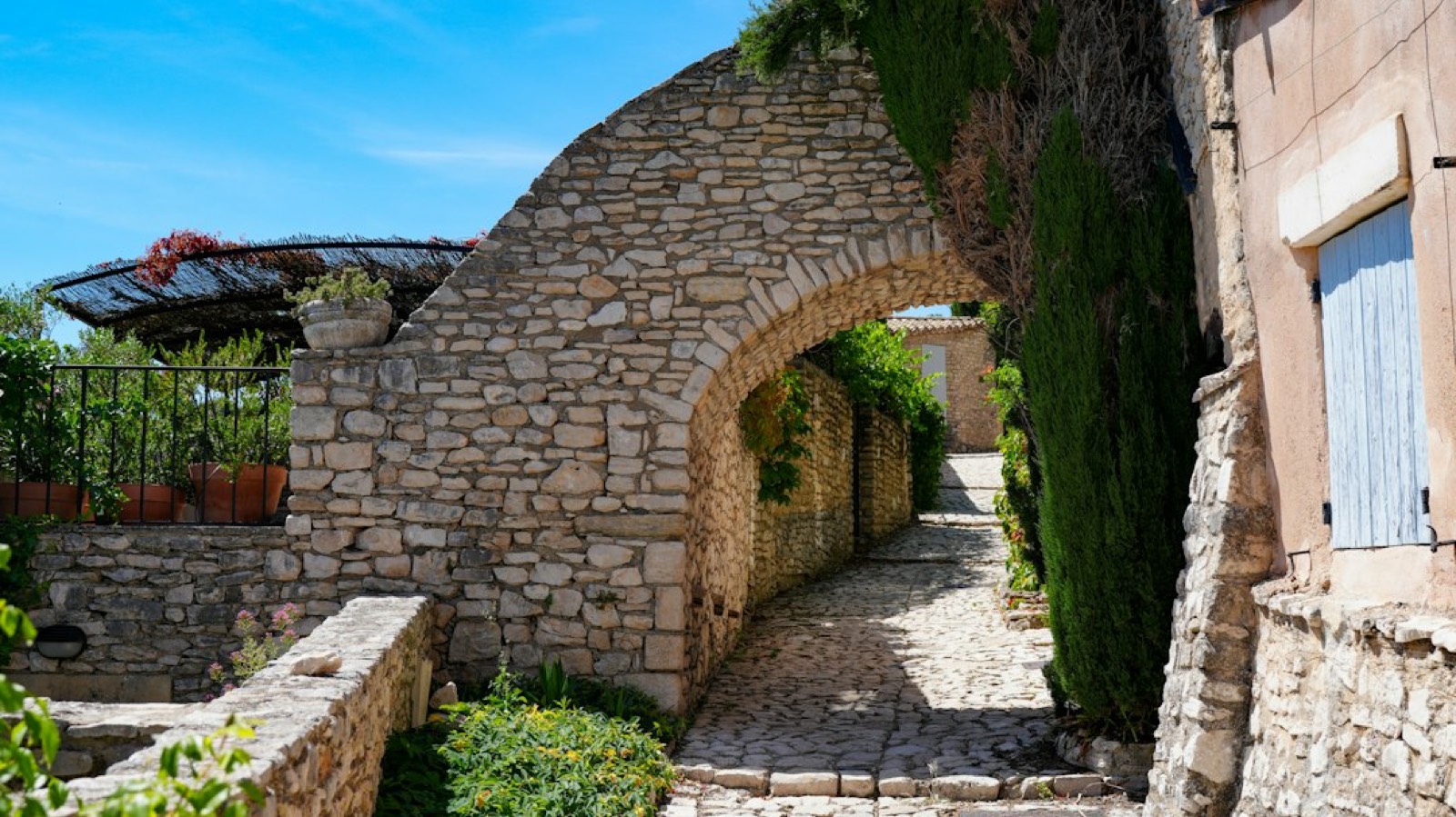 Maisons en pierre d'un village de Provence, entre Luberon et Mont Ventoux