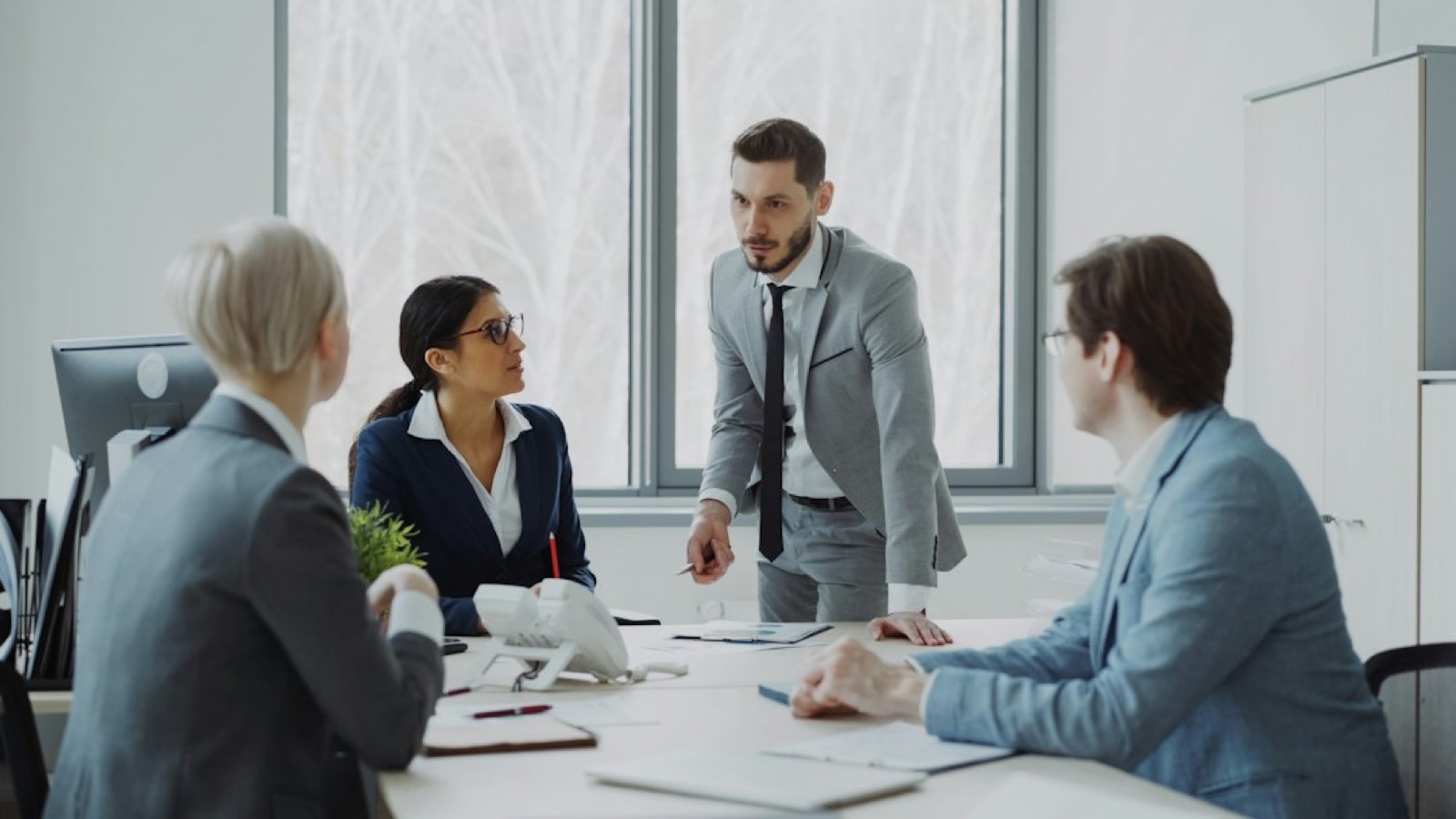 Dirigeants de PME réunis autour d'une table pour relire un devis de prestation avant signature