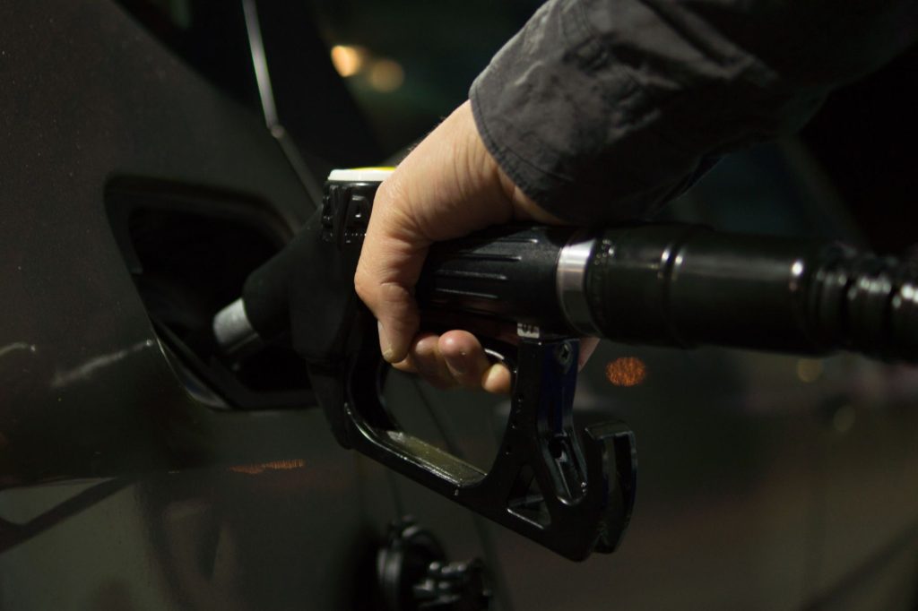 Flambée des prix : une aide de 100€ pour les conducteurs dès octobre