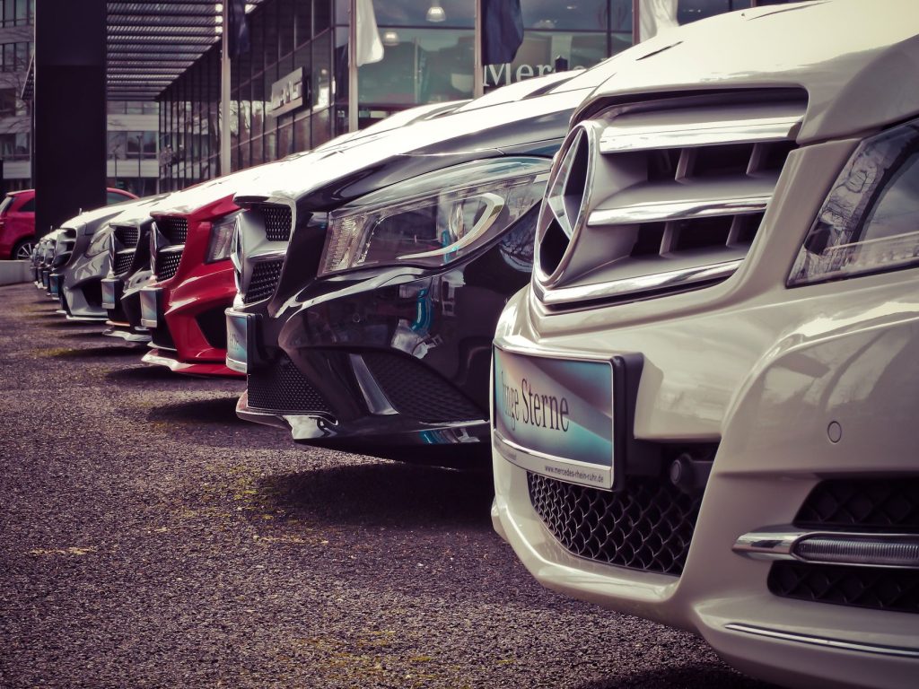 Crise automobile : 78 % des Français réduisent leurs dépenses, quelles conséquences ?