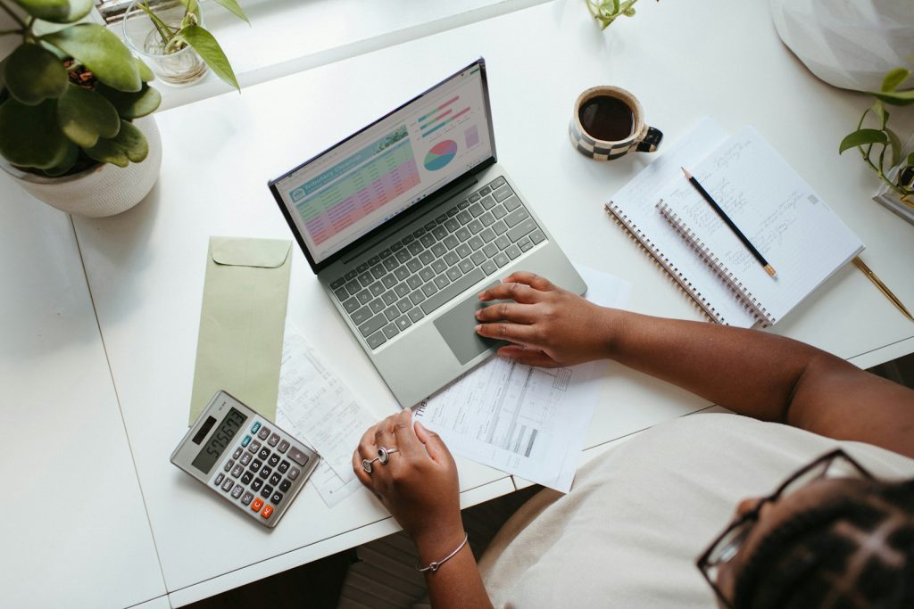 Le gel des APL et allocations familiales : quel impact sur votre budget ?