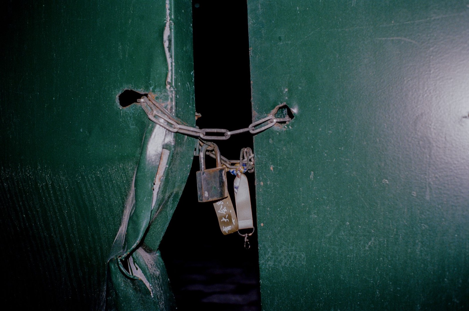 Chaîne de sécurité posée sur une porte d'entrée d'appartement à Nanterre