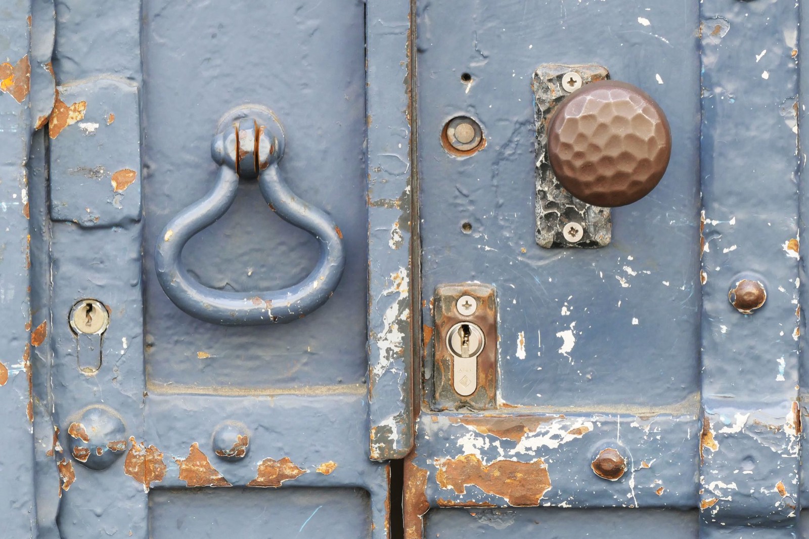 Gros plan sur une serrure de porte d'entrée