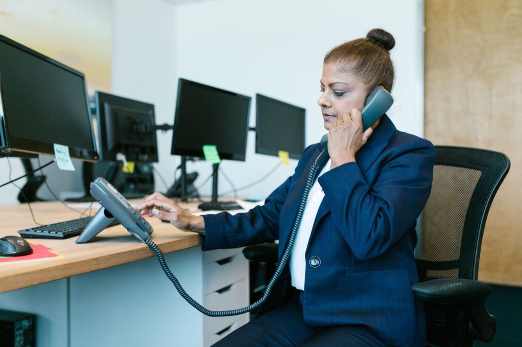 Standard téléphonique PME : gérer les pics d&rsquo;appels sans recruter