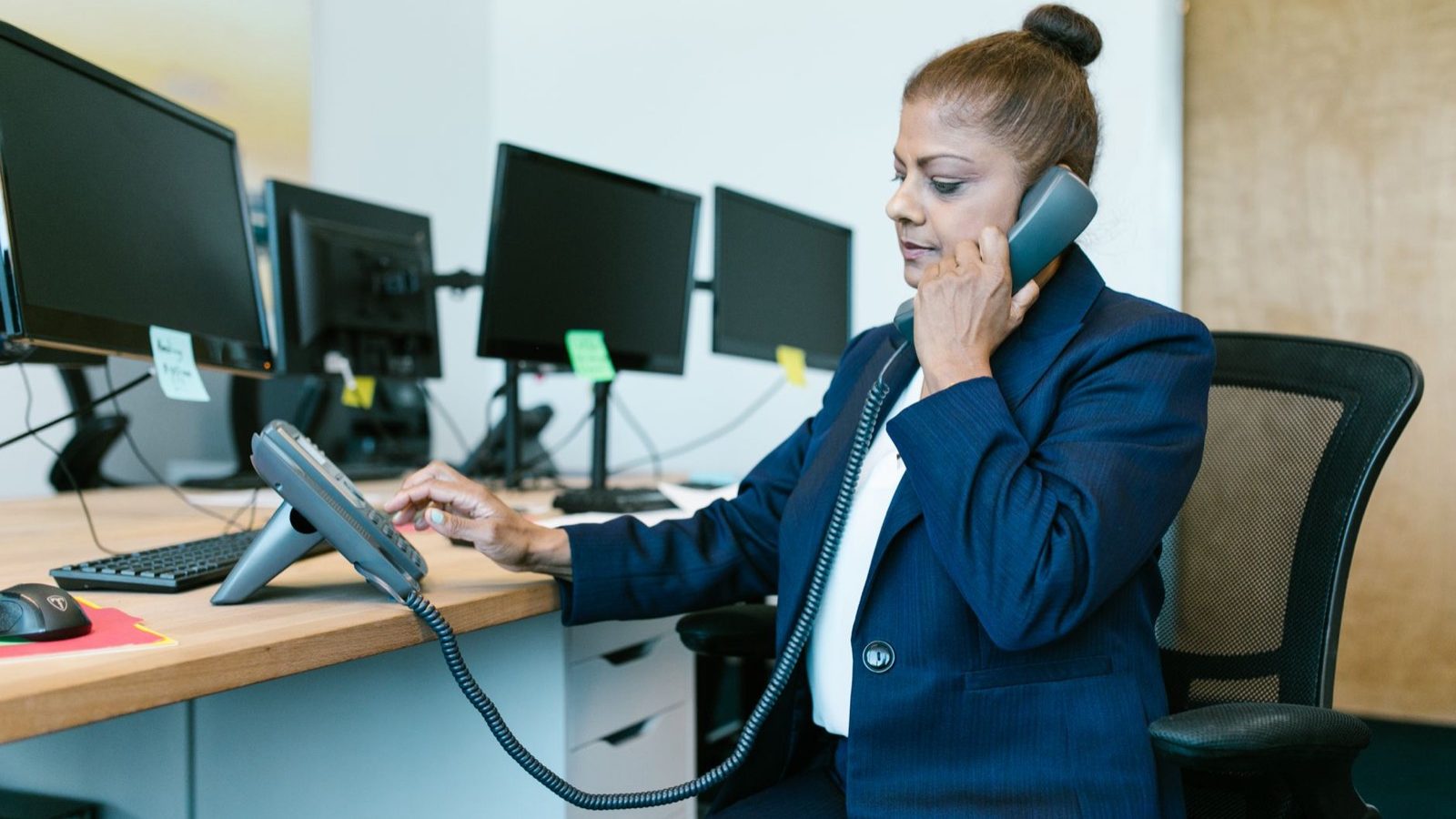 Standard téléphonique PME : gérer les pics d'appels sans recruter