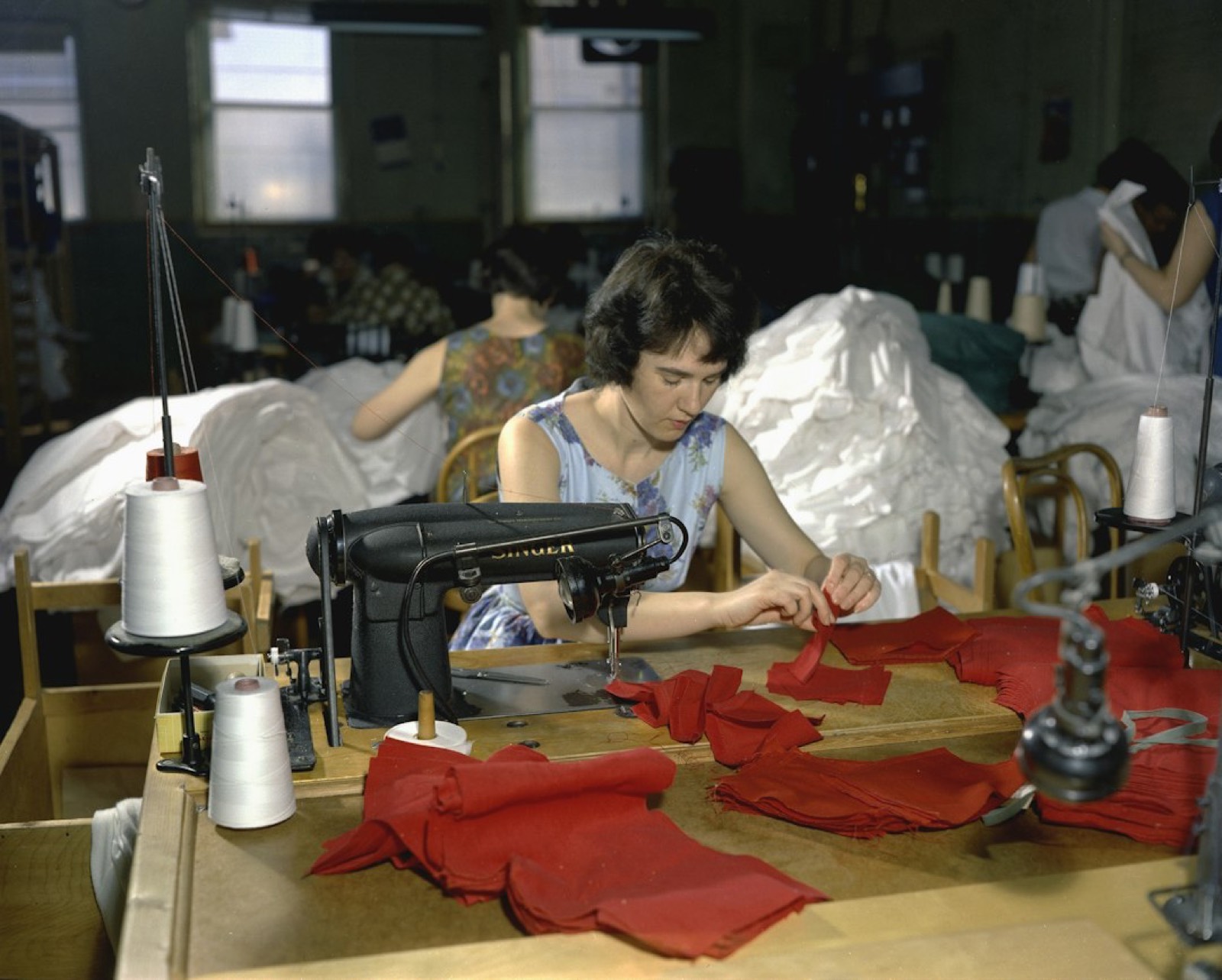 Machine à coudre dans un atelier de confection textile