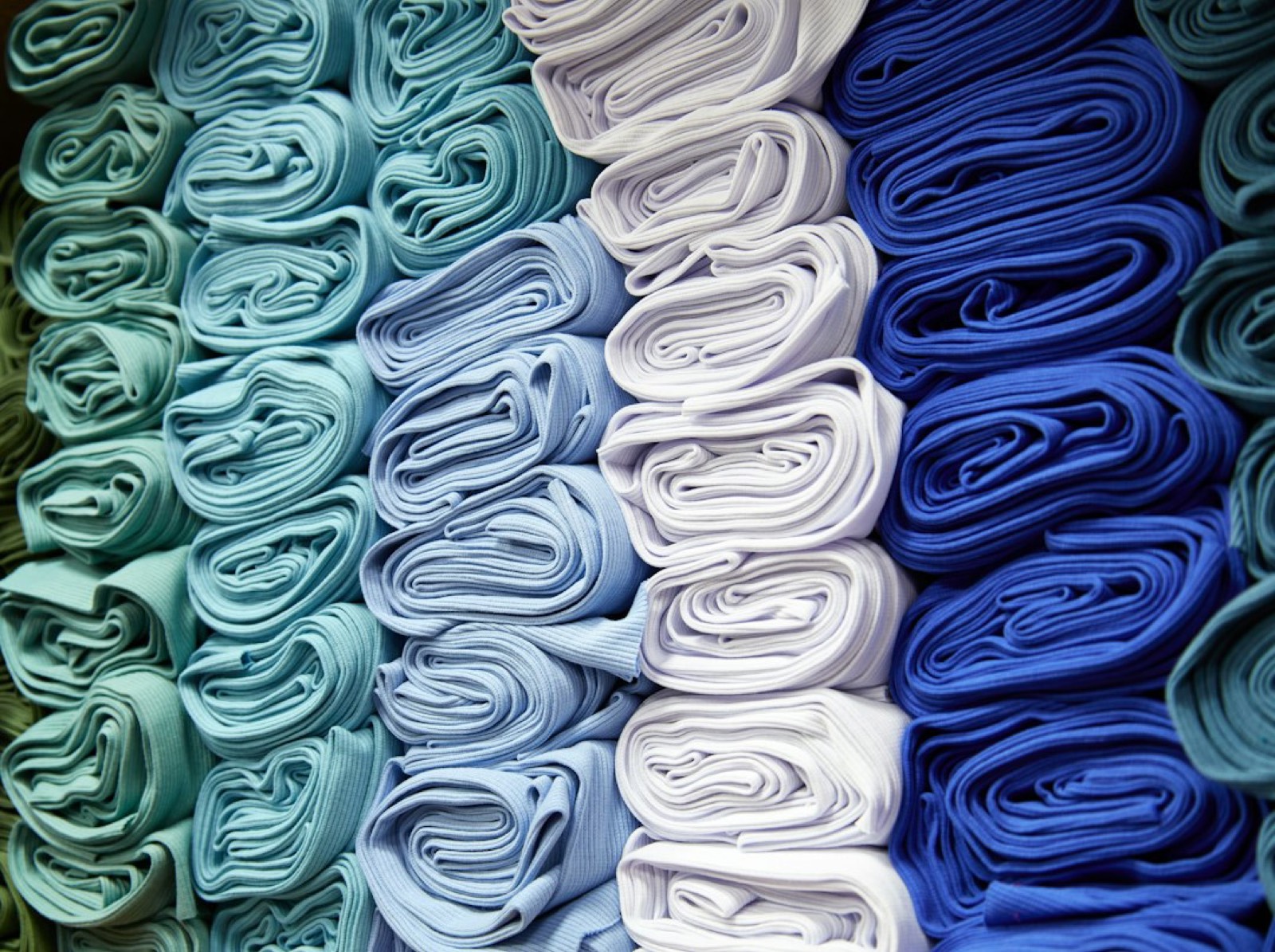 Rouleaux de tissu en coton stockés dans une usine textile