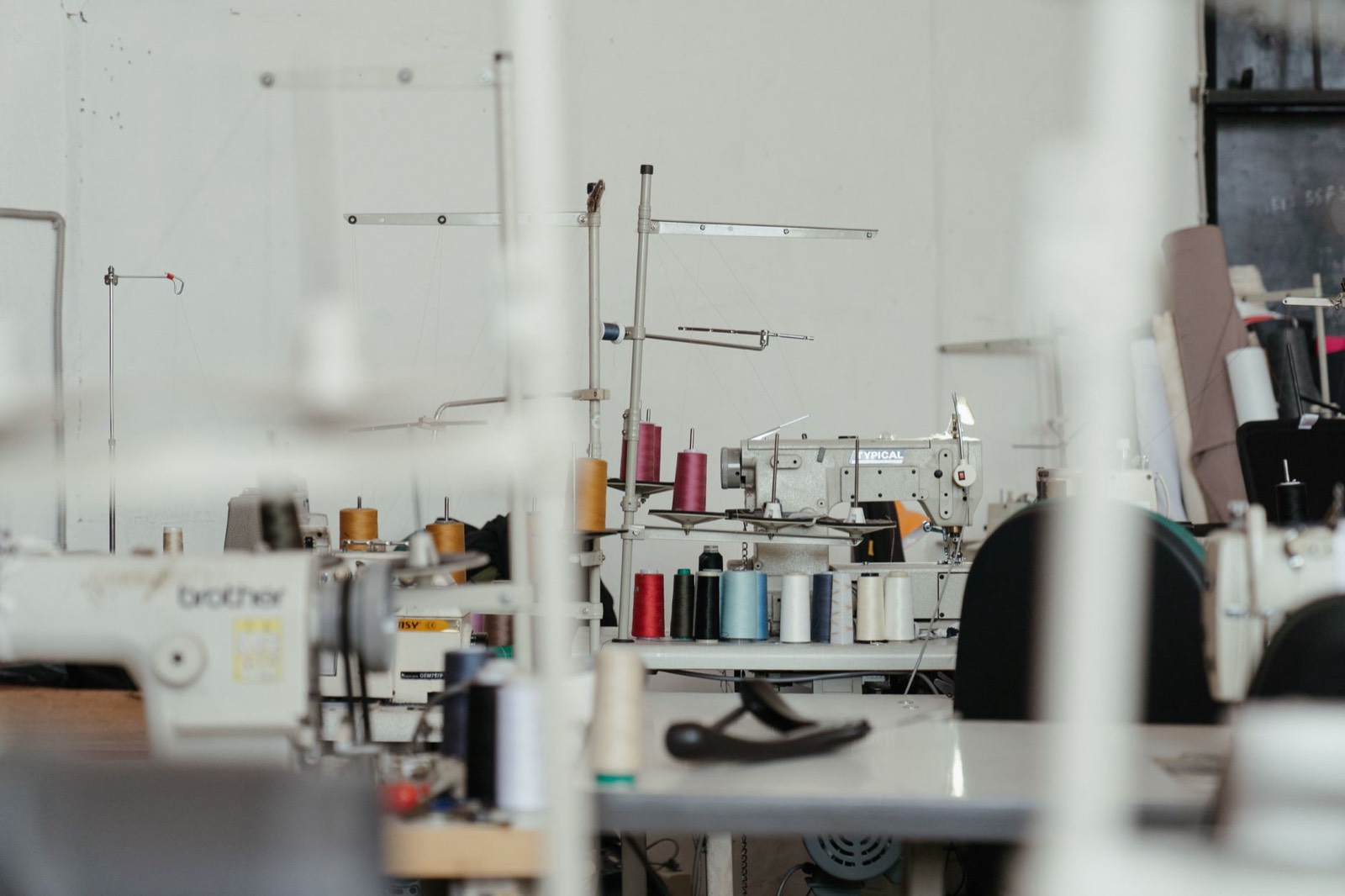 Machine à coudre dans un atelier textile français