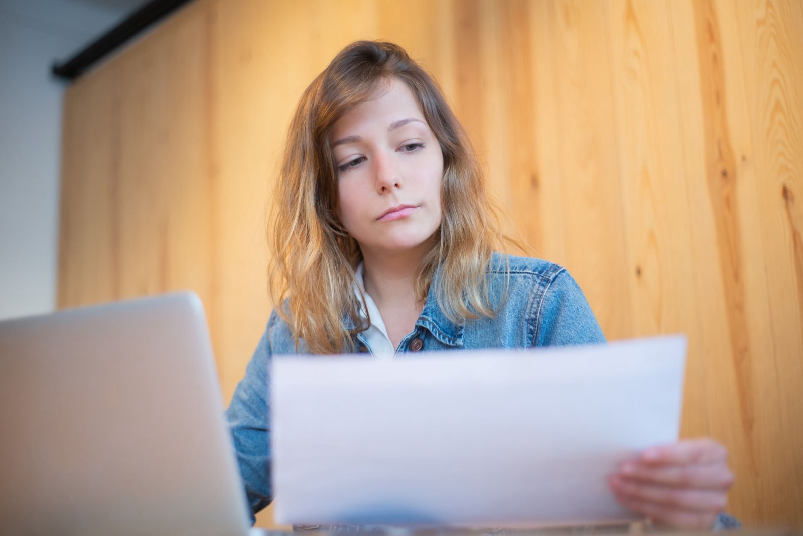 Femme consultant des documents administratifs sur un bureau
