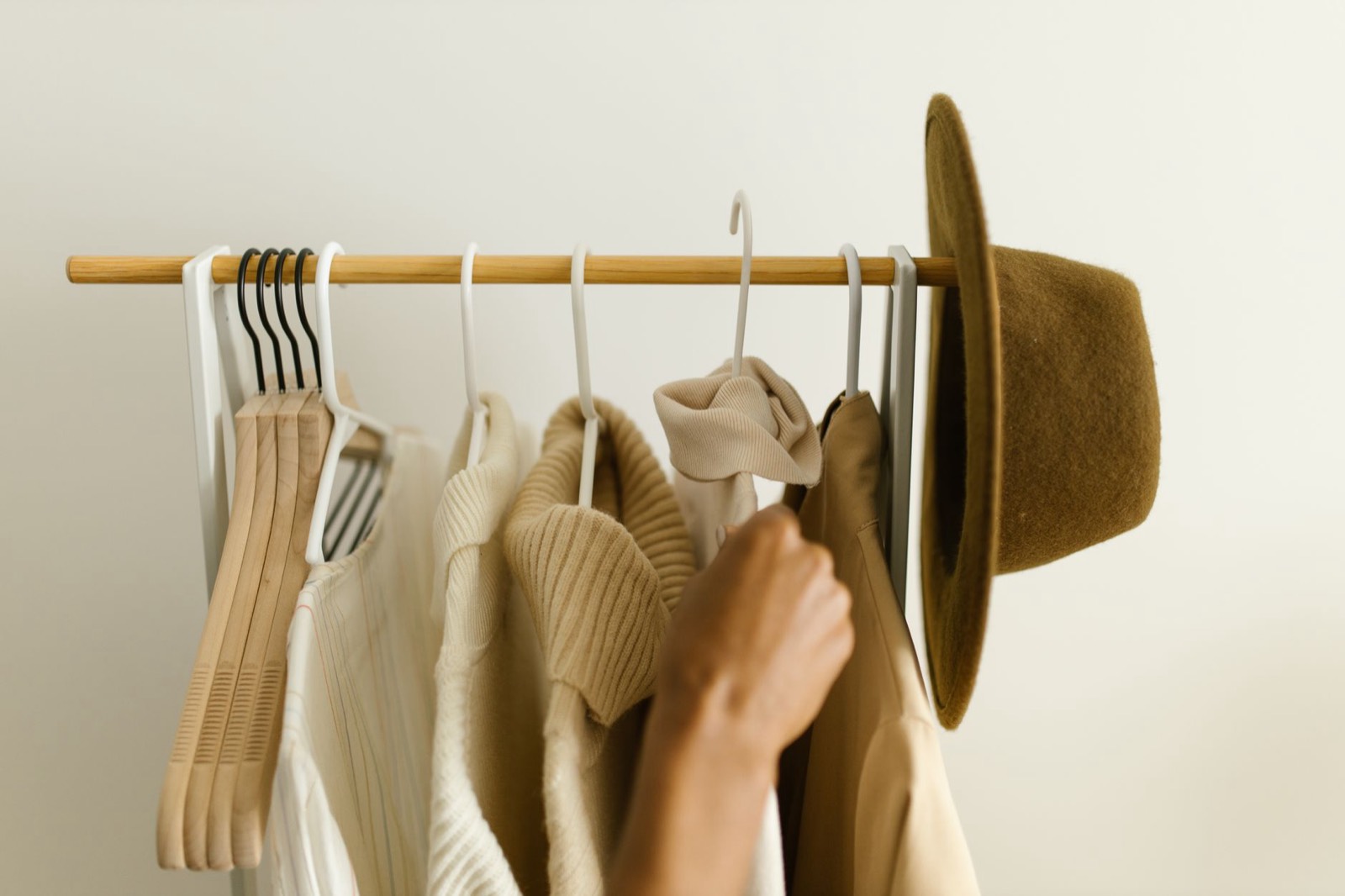 Vêtements pliés et rangés dans une penderie, démarche de garde-robe durable